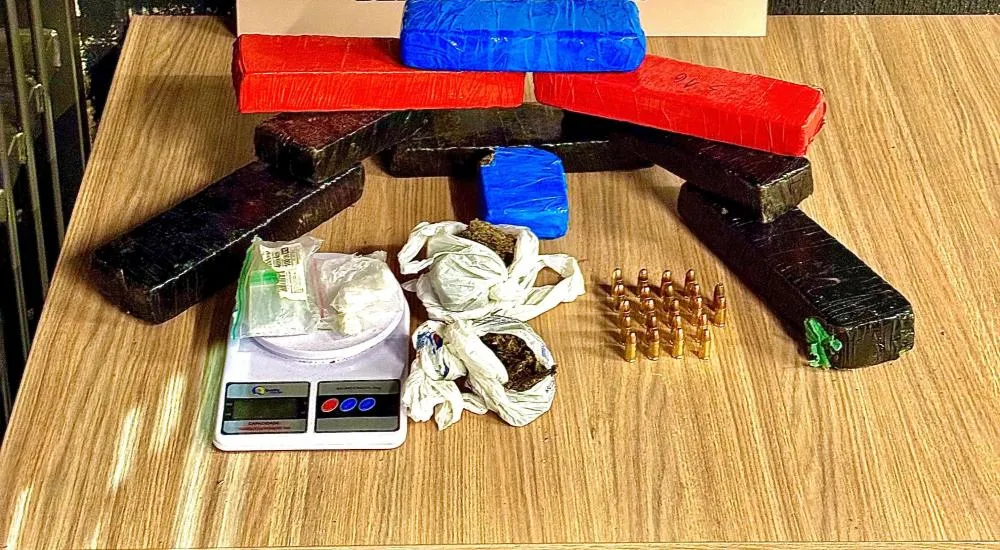 Drogas, armas e munições foram apreendidas com o criminoso - Foto: Brigada Militar/Especial