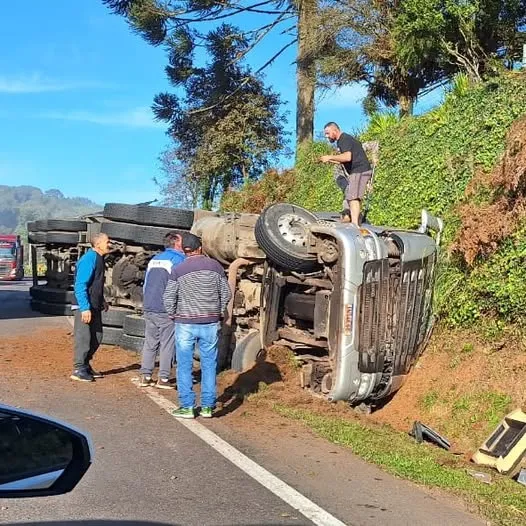 Acidente com carreta mata caminhoneiro e duas crianças na ERS-122