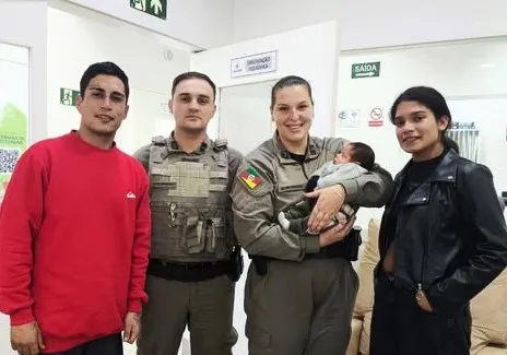 Policiais da Brigada Militar salvam bebê que estava engasgado