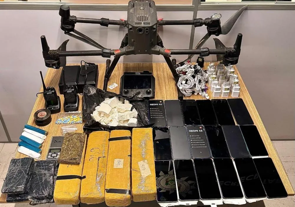 Criminosos foram flagrados no momento em que se preparavam para enviar drogas e celulares ao presídio - Foto: Brigada Militar/Especial
