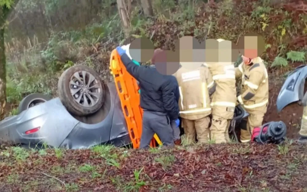 Bombeiros tiveram que utilizar desencarceradores para retirar vítimas do Chevrolet Cruze que capotou - Fotos: Reprodução/Especial