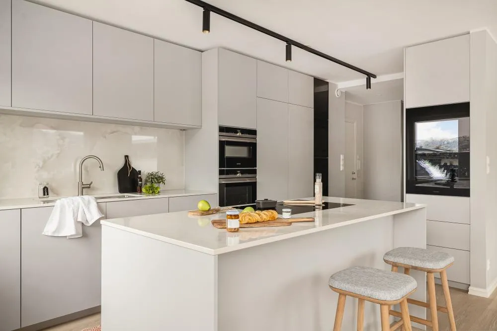 A ilha central é um convite à interação na cozinha