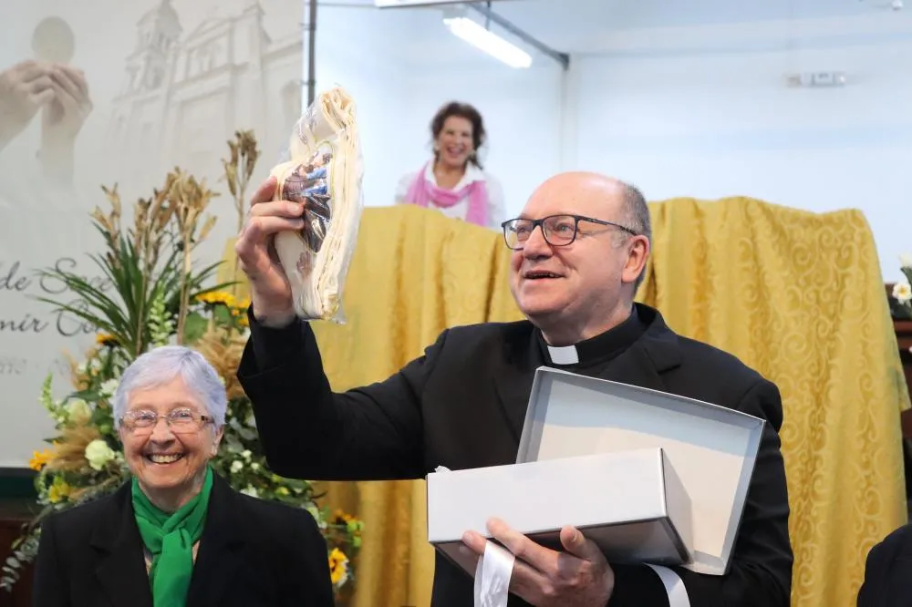 Padre Volmir recebeu homenagens e presentes pelos seus 35 anos de sacerdócio - Fotos: Maurício Deon/Especial