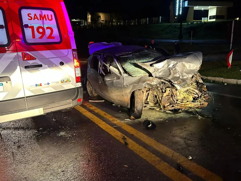 Ocupantes do GM Prisma e da van ficaram feridos - Foto: Adilson Locatelli/Rádio A Voz FM/Especial