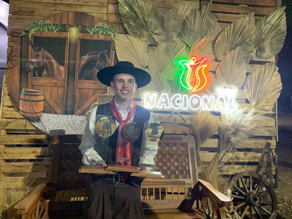 Rick Gaiteiro exibe com orgulho os troféus conquistados em Goiás - Foto: Reprodução/Especial