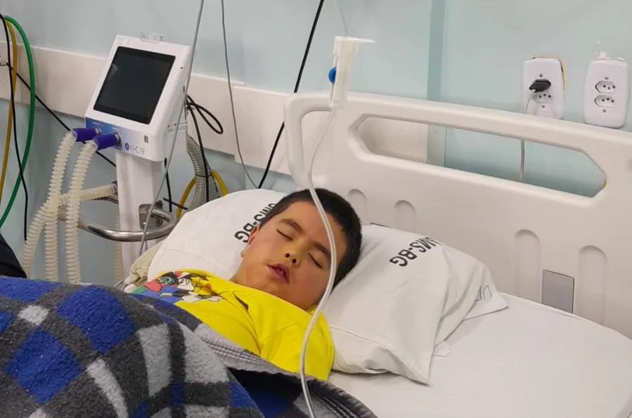 Menino Ezequiel tem muitas dificuldades de respirar e quadro está se agravando - Foto: Reprodução/Especial