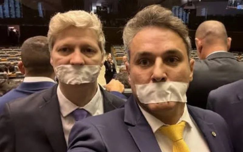 DEputados Zucco e Van Hattem participaram da manifestação no plenário - Foto: Reprodução/Especial