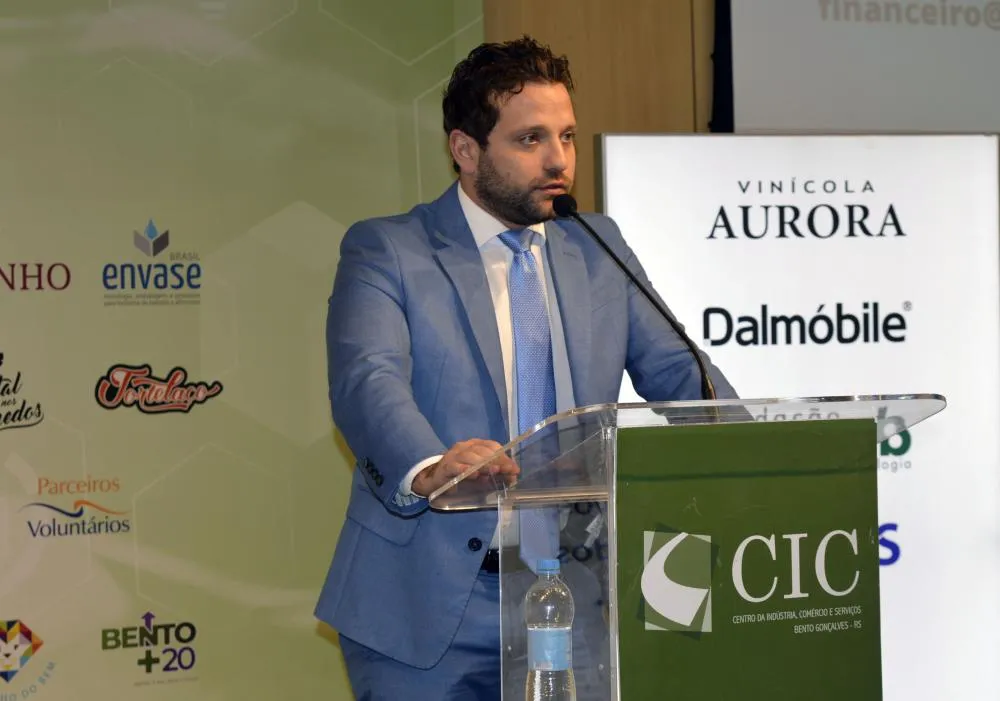 Aos 36 anos, Valério Caruso tem se destacado no comando do Consulado da Itália no Rio Grande do Sul - Foto: Reprodução/Especial