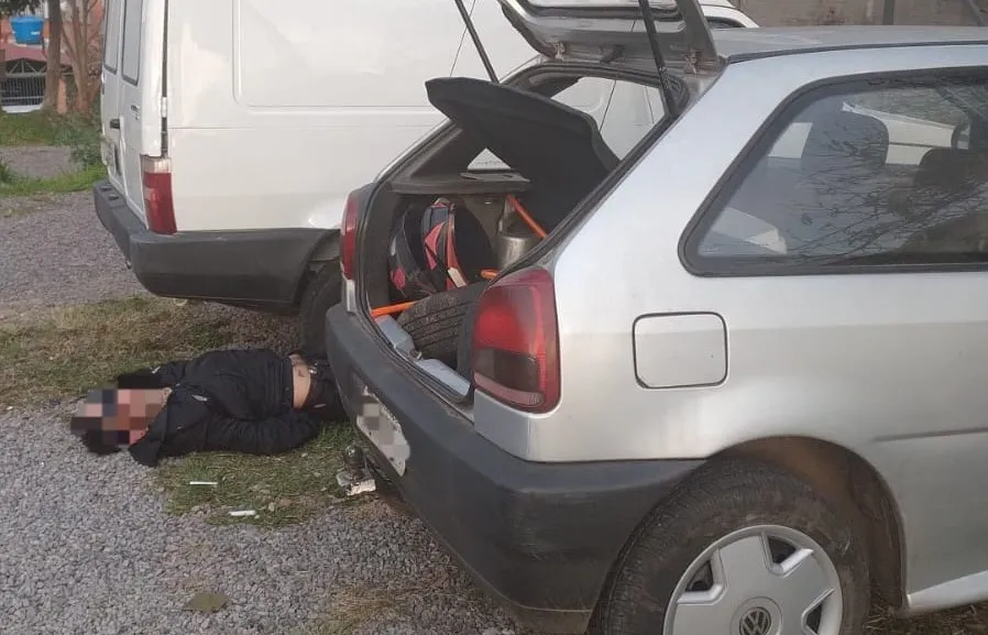 Criminosos foram flagrados com veículo roubado - Fotos: GCM/Especial