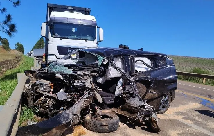 Motorista do automóvel BYD ficou gravemente ferido na colisão - Foto: Rádio Lagoa FM/Especial