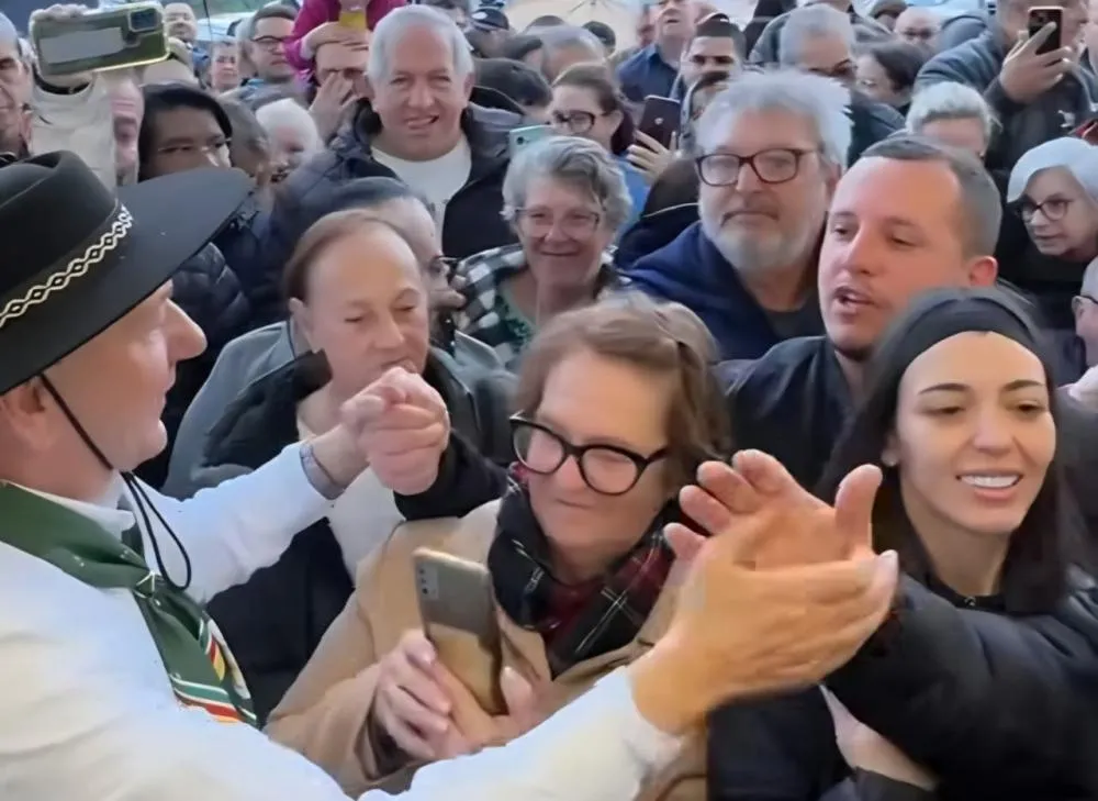 Pilchado, Luciano Hang recebe clientes na inauguração da Havan em Canoas