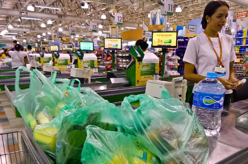 STF decide que supermercados não são obrigados a fornecer sacolas plásticas