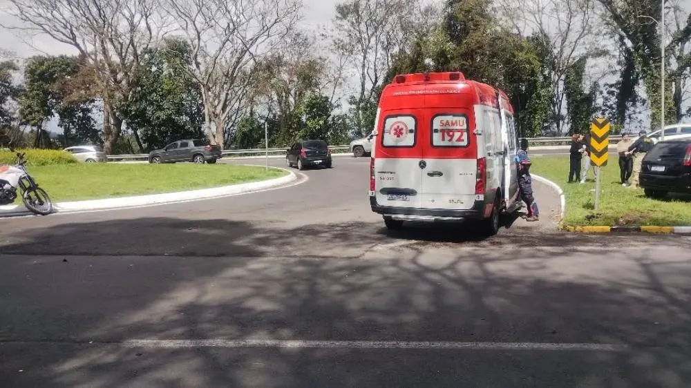Socorrista do SAMU fica ferido em acidente na BR-470 em Bento Gonçalves