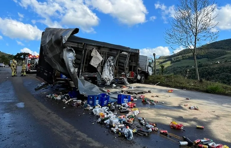 Apesar da gravidade do acidente, ninguém corre risco de morte - Foto: Corpo de Bombeiros de Bento Gonçalves/Especial