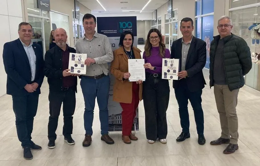 Vereador Volmar Giordani e a presidente do Republicanos, Aline Poder, fizeram a entrega da emenda - Foto: Reprodução/Especial 