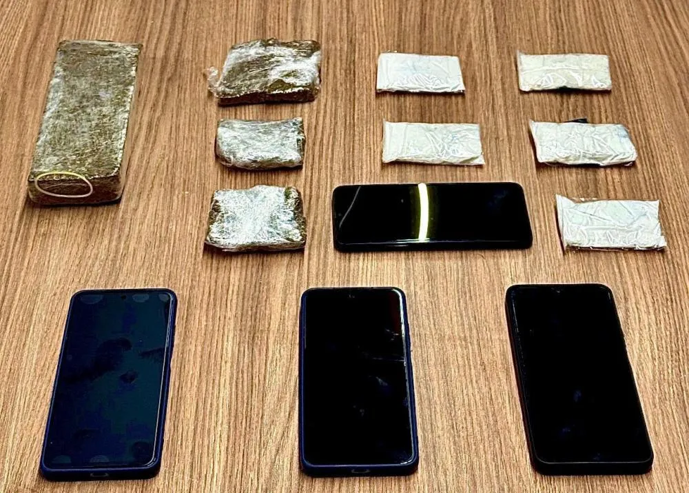 Maconha, cocaína e vários celulares foram apreendidos - Foto: Brigada Militar/Especial