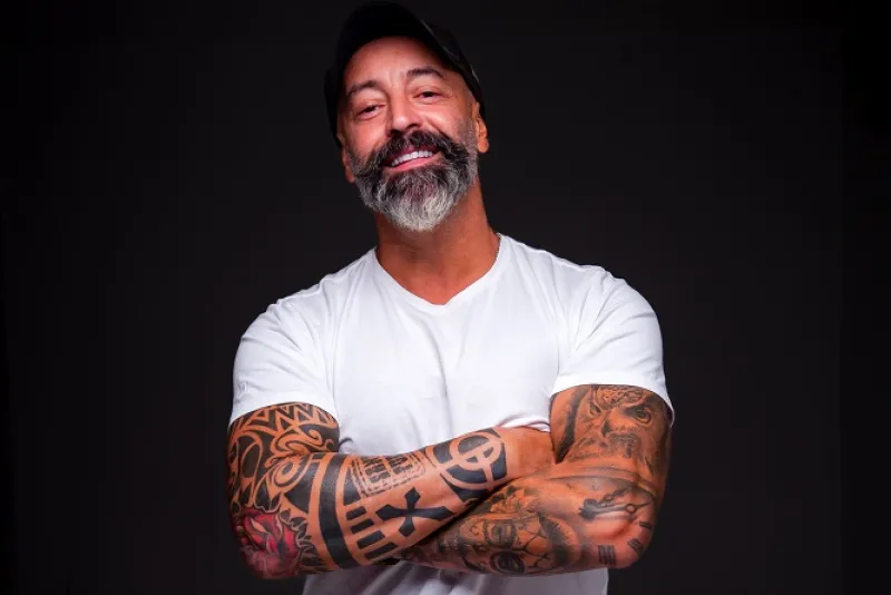 Artista vive o melhor momento da carreira, sendo sucesso no humorístico “A Praça é nossa” - Foto: Maiara Paganotto/Especial