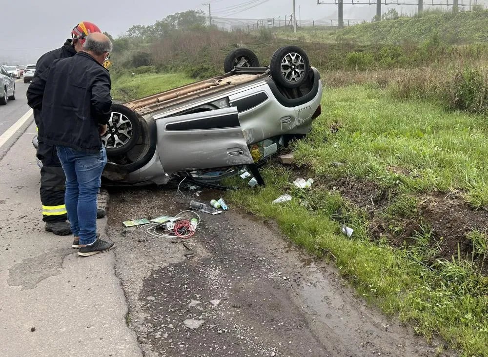 Em um dos acidentes, automóvel capotou, mas motorista saiu ileso - Foto: Adilson Locatelli/Rádio A Voz FM/Especial