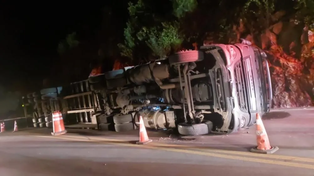 Motorista de 45 anos ficou ferido, mas não corre risco de morte - Foto: Corpo de Bombeiros de Bento Gonçalves/Especial