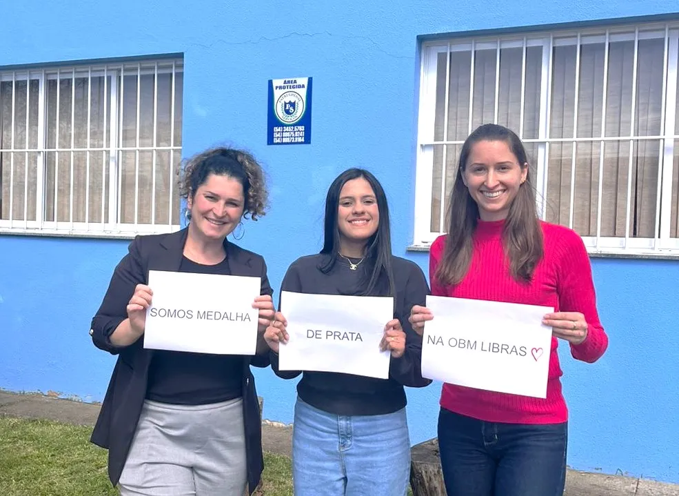 Emanuelly (ao centro) com a diretora e professora da escola Caminhos do Aprender - Foto: Reprodução/Especial