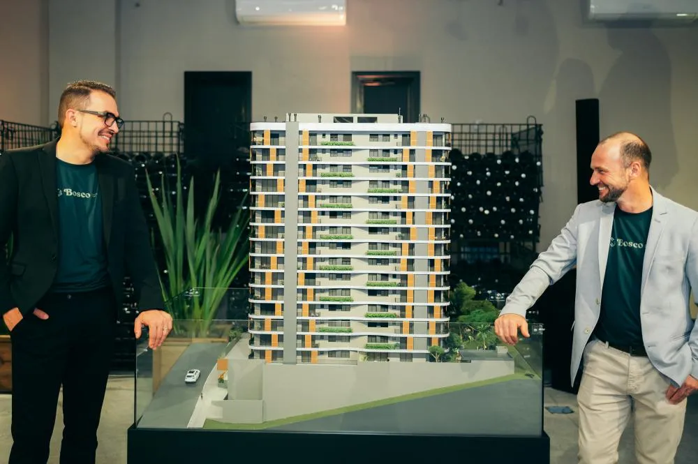 Os sócios Jeferson Gasperin e Sidinei Pilatti estão muito satisfeitos com a procura pelo Bosco Home Garden - Fotos: Daniela Radavelli/Especial