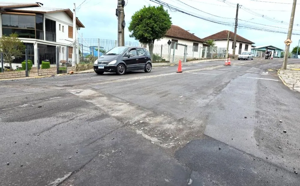 Asfalto da Rua Vitório Carraro começa a receber nova pavimentação nesta segunda-feira - Foto: NB Notícias/Especial