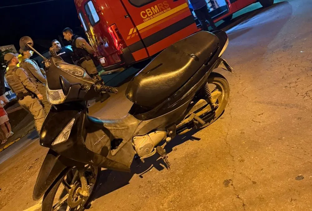 Mulher de 45 anos precisou ser encaminhada ao hospital para atendimento - Foto: Corpo de Bombeiros de Bento Gonçalves/Especial