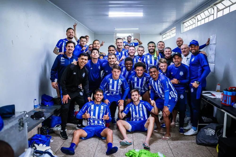 Jogadores comemoraram a grande vitória no vestiário - Fotos: Kevin Sganzerla/Especial