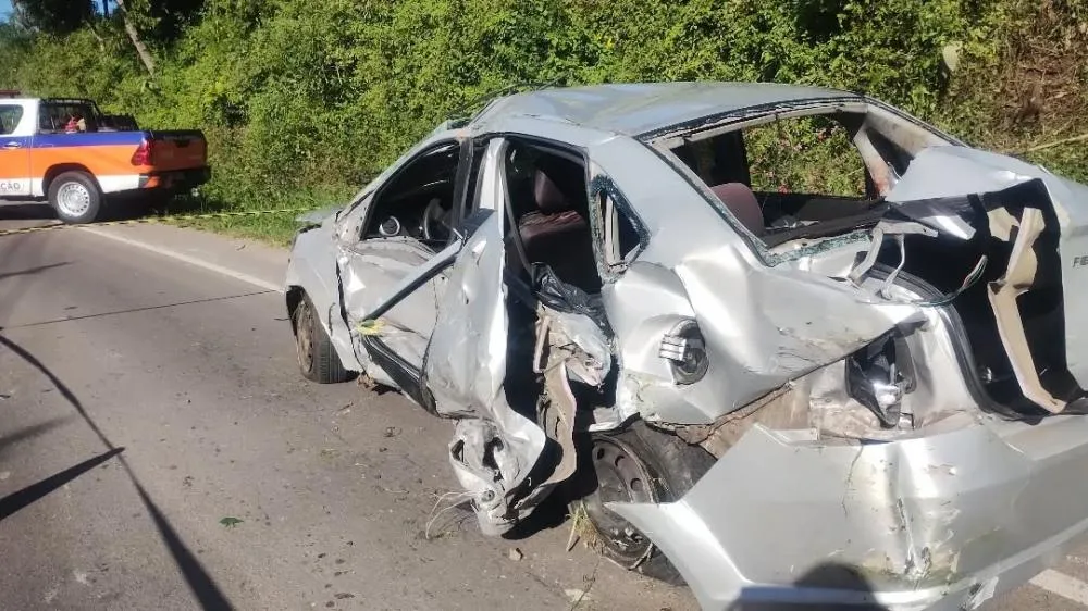 Entre os ocupantes do Fiesta, uma mulher morreu e três pessoas ficaram feridas - Foto: Rádio Difusora/Especial