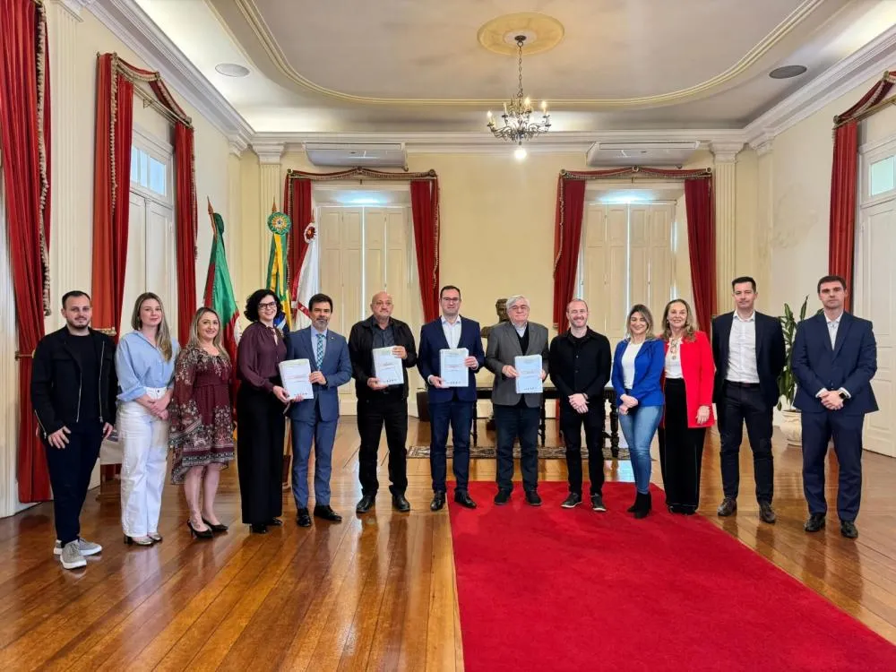 Entrega simbólica do documento foi feita nesta quinta-feira, 23 - Foto: Prefeitura de Bento Gonçalves/Especial