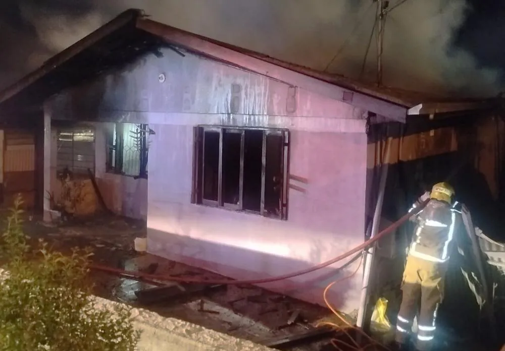 Parte superior do imóvel ficou completamente destruída - Foto: Corpo de Bombeiros de Bento Gonçalves/Especial