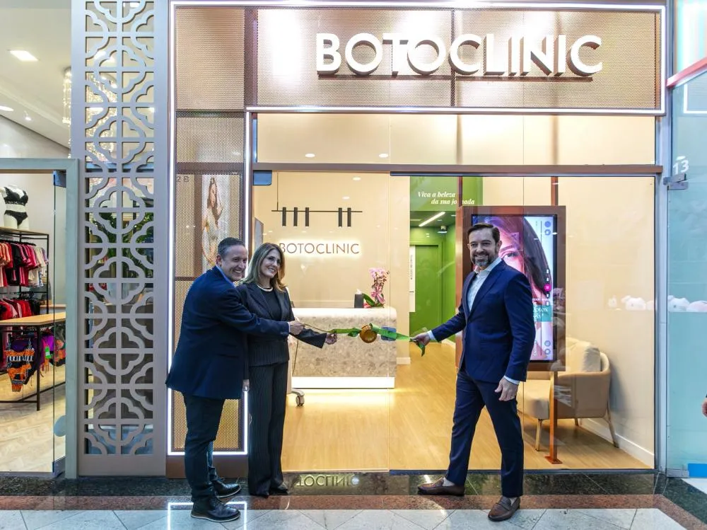 Os sócios Marcos e Giana Carbone, junto com o CEO da Botoclinic, Wagner Quina, fizeram a inauguração da nova unidade - Fotos: Eduardo Benini/Especial