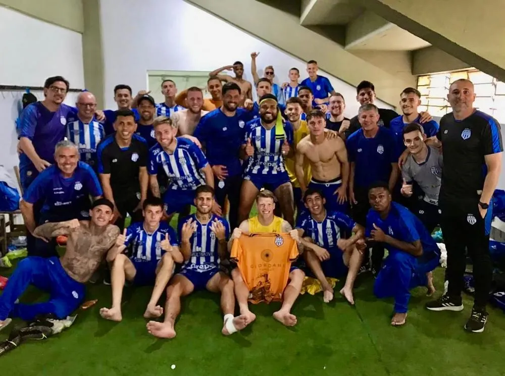 Vestiário alviazul comemorou bastante mais uma vitória - Foto: Clube Esportivo/Especial