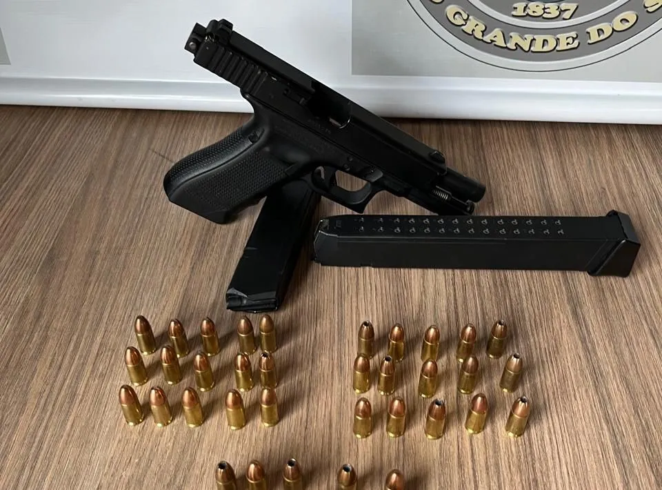 Pistola, munições e seletor de rajadas foram apreendidos pelos policiais - Foto: Brigada Militar/Especial