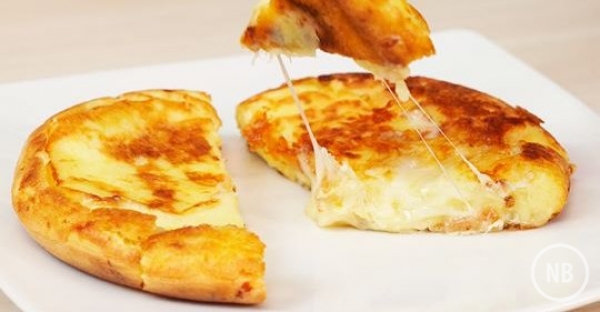 Pão de queijo low carb na frigideira é uma receita muito prática