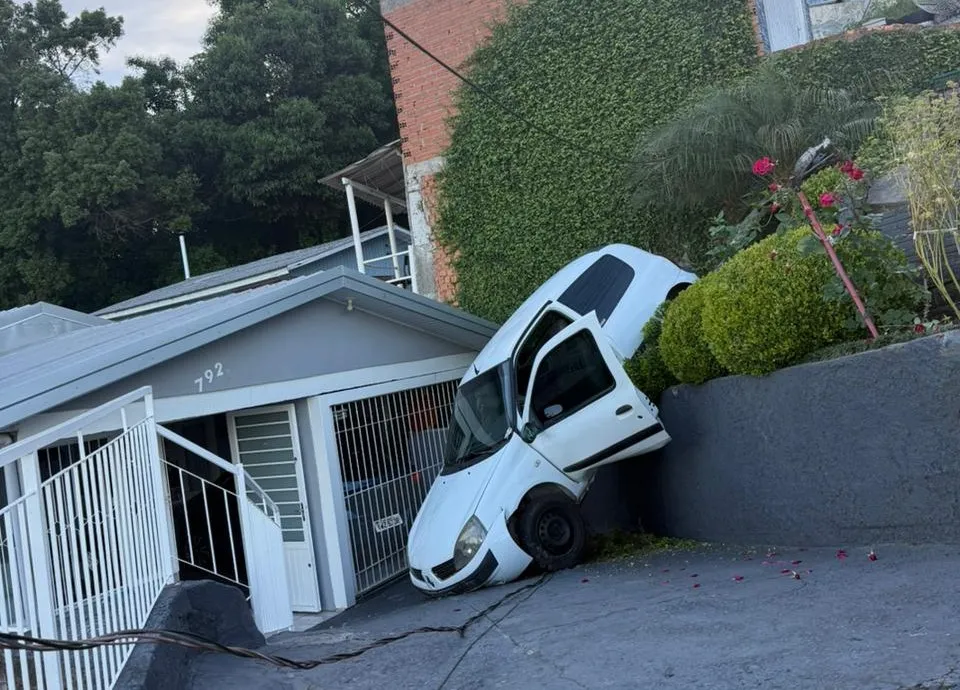 Apesar do susto ninguém ficou ferido no acidente - Foto: Corpo de Bombeiros de Bento Gonçalves/Especial
