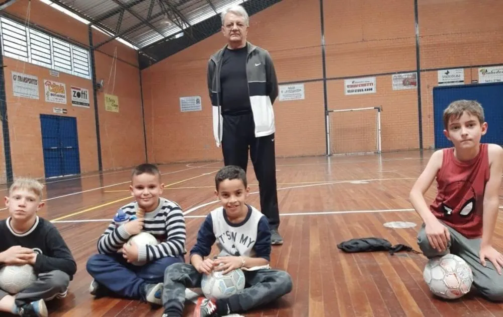 Professor Nei Ribeiro transformou centenas de crianças em cidadãos por meio do esporte - Foto: Reprodução/Especial