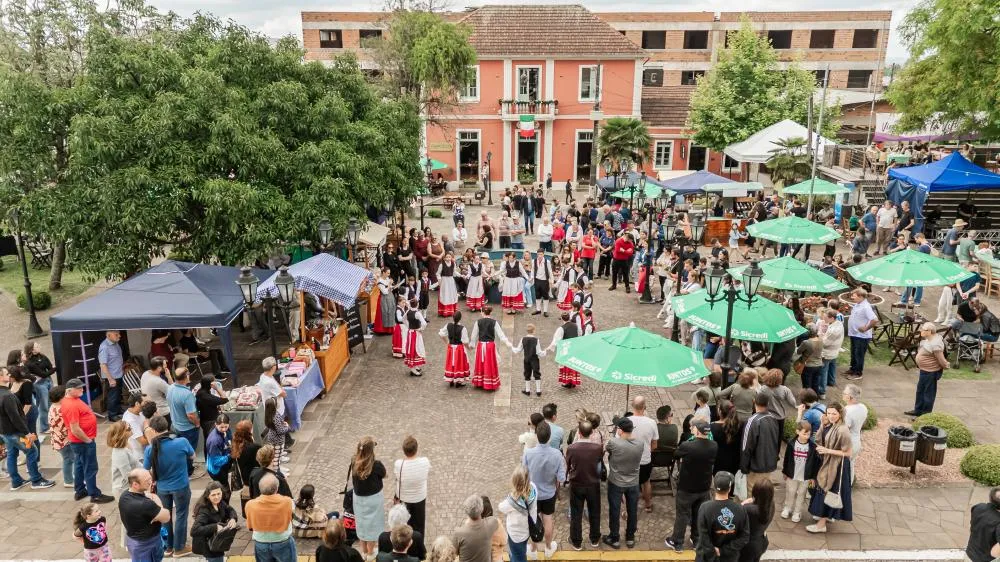 Milhares de pessoas foram até a praça José Ferlin participar da festa - Foto: Cesar Silvestro/Especial