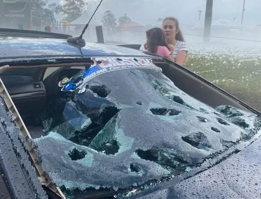 Diversos carros e casas foram atingidos pela tempestade de gelo em Erechim - Foto: Reprodução/Especial