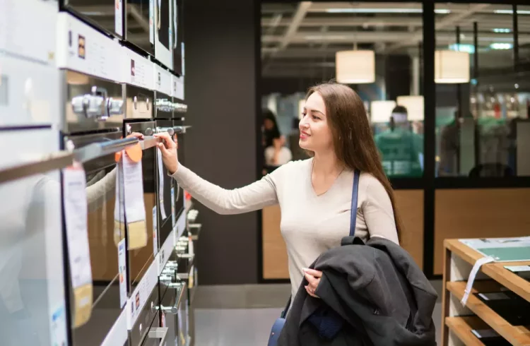 Presidente da CDL-BG, Marcos Carbone, revela que o consumidor quer agilidade, mas também quer tocar no produto - Foto: Freepik/Especial