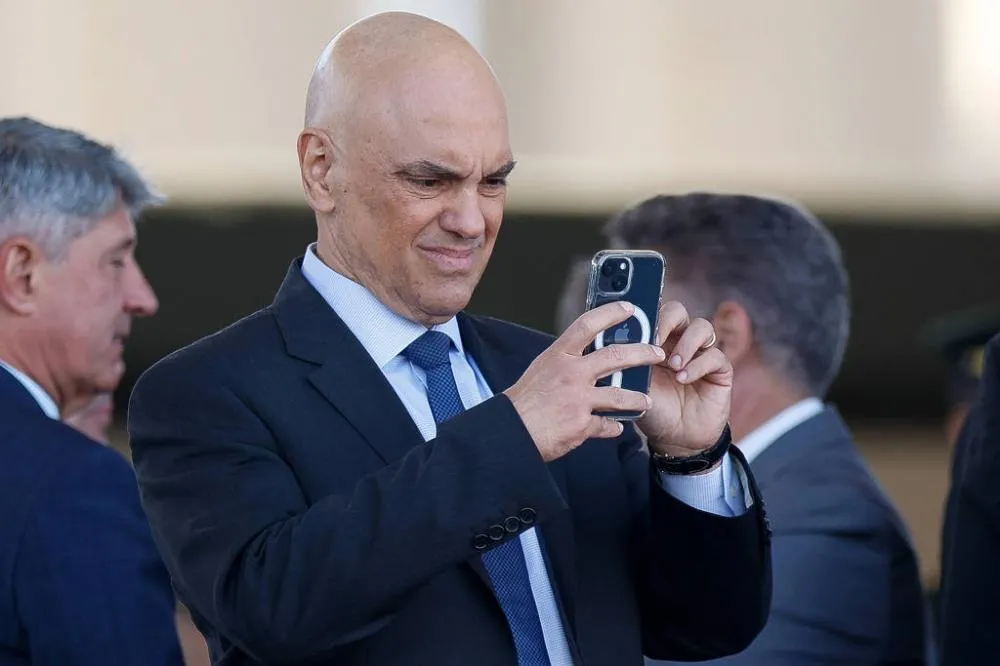 Moraes determina cumprimento de pena de Bolsonaro na PF