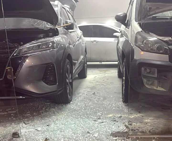 Dois veículos ficaram danificados e a vidraça foi inteiramente quebrada - Foto: Corpo de Bombeiros de Bento Gonçalves/Especial