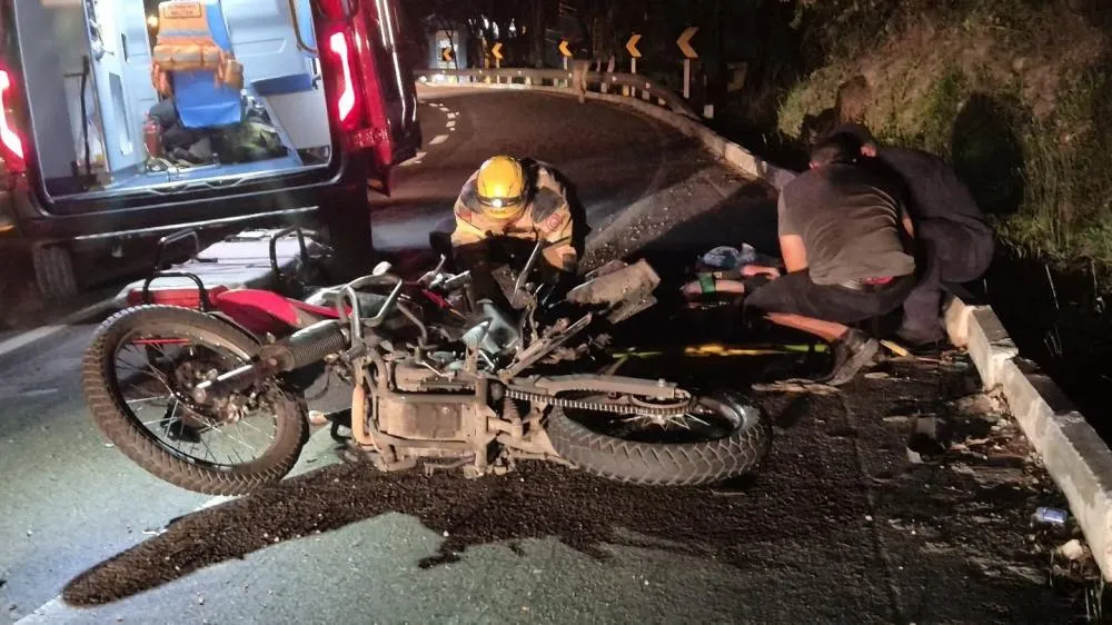 Motociclista foi encaminhado ao hospital pelo Corpo de Bombeiros - Foto: Rádio Difusora/Especial