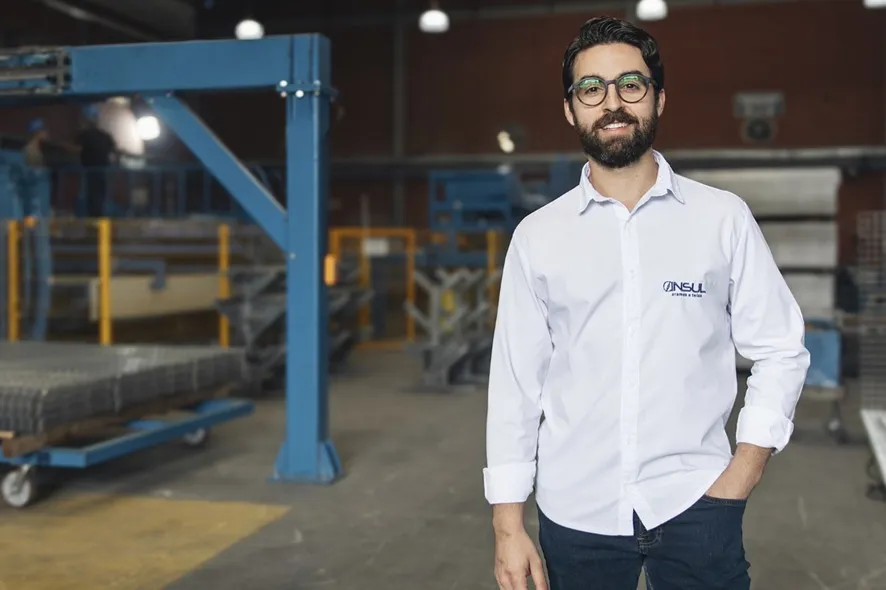 Guilherme Ache a frente da indústria INSUL — referência em produção de gradis para segurança industrial e cercamentos externos - Foto: Reprodução/Especial
