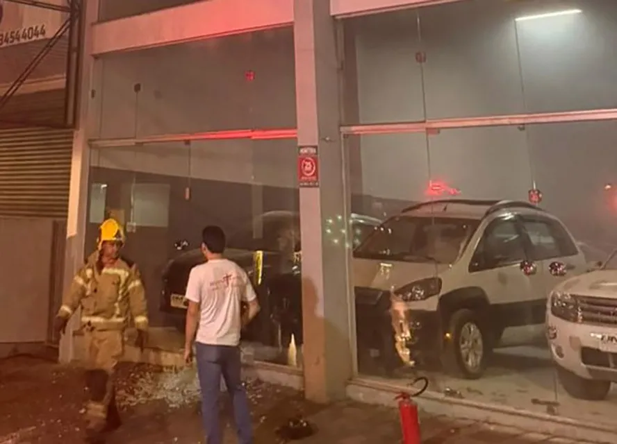 Na noite da terça-feira, 25, uma revenda foi atacada no bairro Licorsul - Foto: Corpo de Bombeiros de Bento Gonçalves/Especial