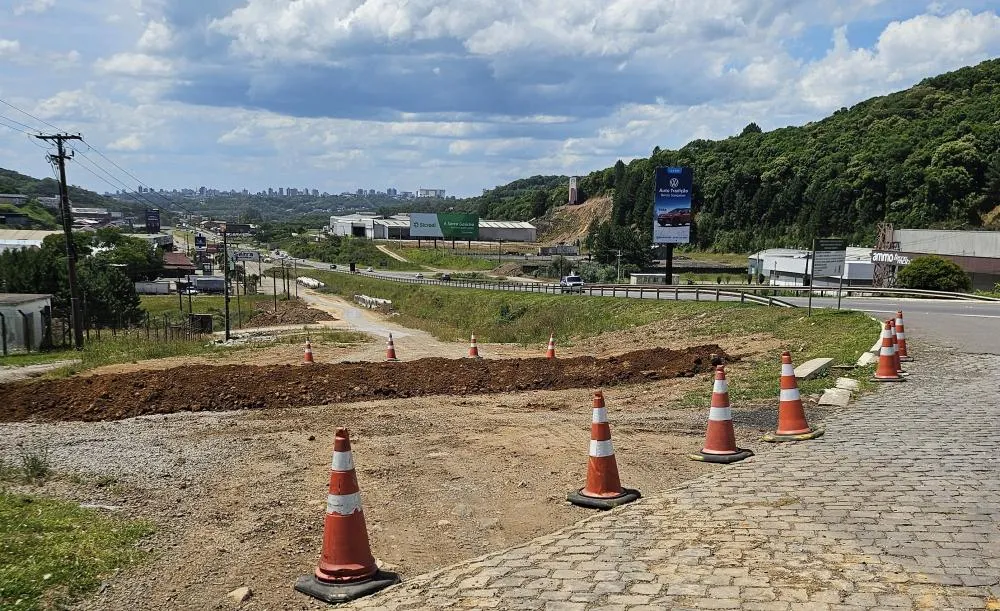 Estrada de acesso à BR-470 foi fechada e virou um jogo de empurra sobre a responsabilidade - Foto: Jonathan Zanotto/Especial