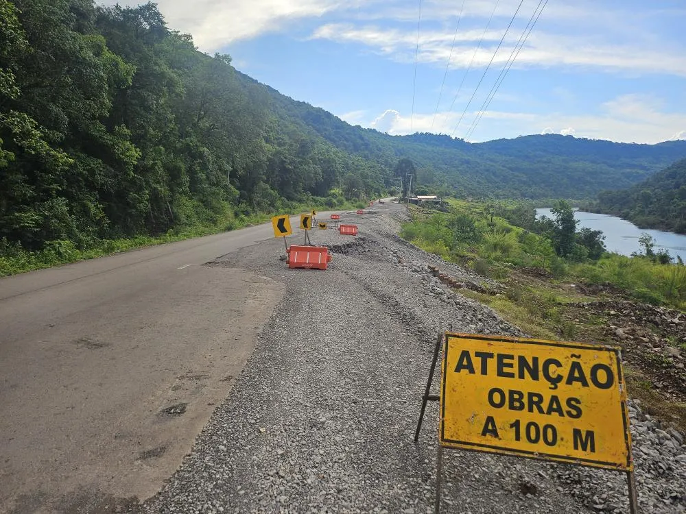 São dezenas de trechos em meia pista, estrada de chão e crateras às margens da rodovia - Fotos: Jonathan Zanotto/Especial NB