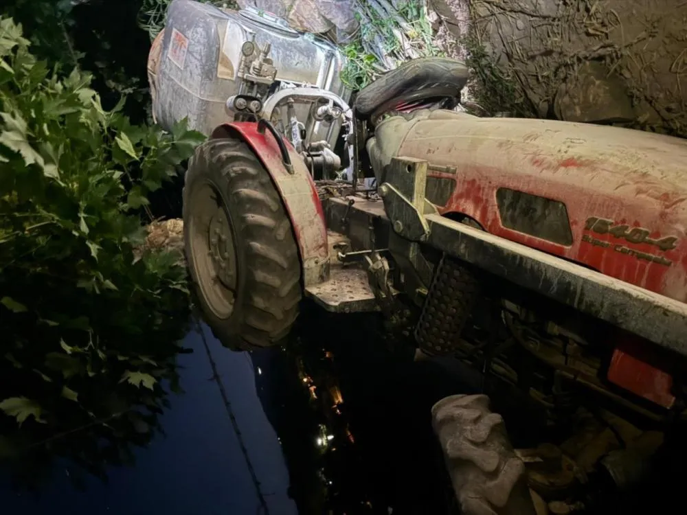 Quando o socorro chegou, o agricultor já estava sem vida embaixo do trator - Foto: Corpo de Bombeiros de Bento Gonçalves
