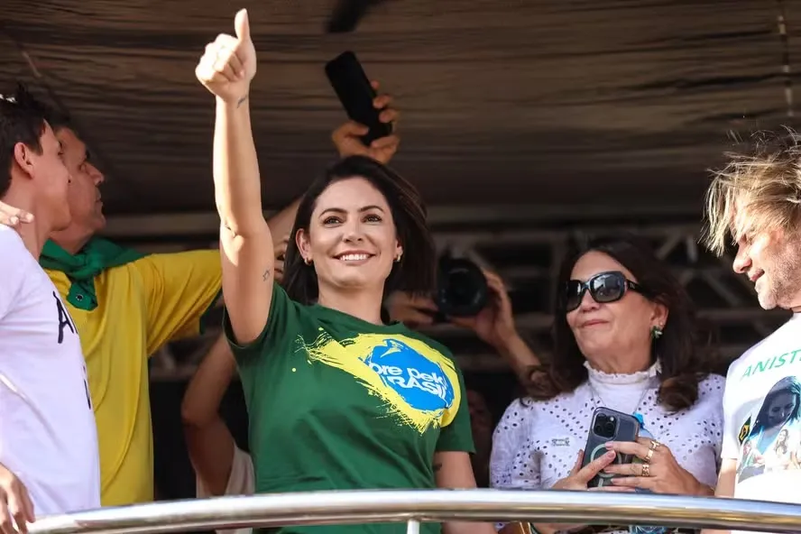 Após vencer o embate com os filhos de Bolsonaro, Michelle tornou-se destaque entre as lideranças políticas - Foto: Reprodução/Especial