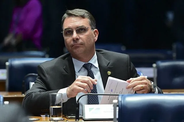Apoio a Flávio Bolsonaro cresce, mas “preço” reduz avanço, diz Palver